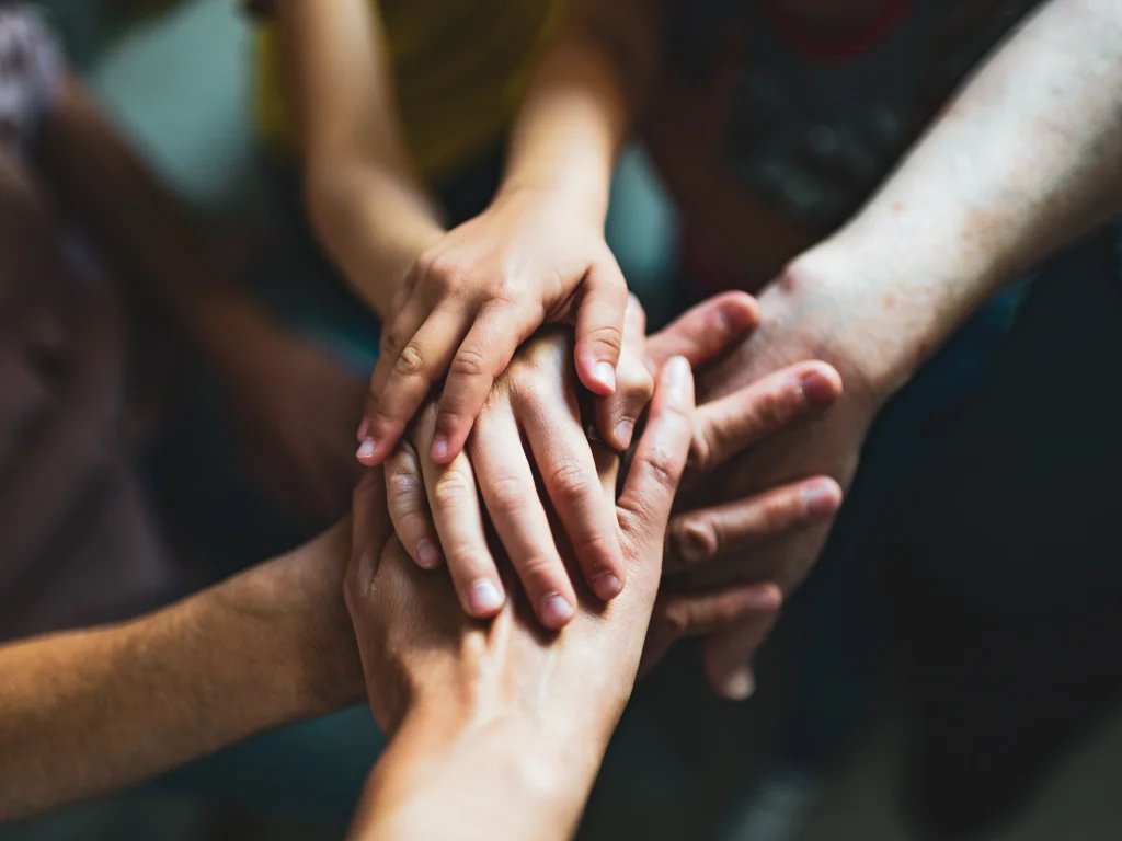 Hände die zusammenkommen – Symbol für Verbindung und Unterstützung