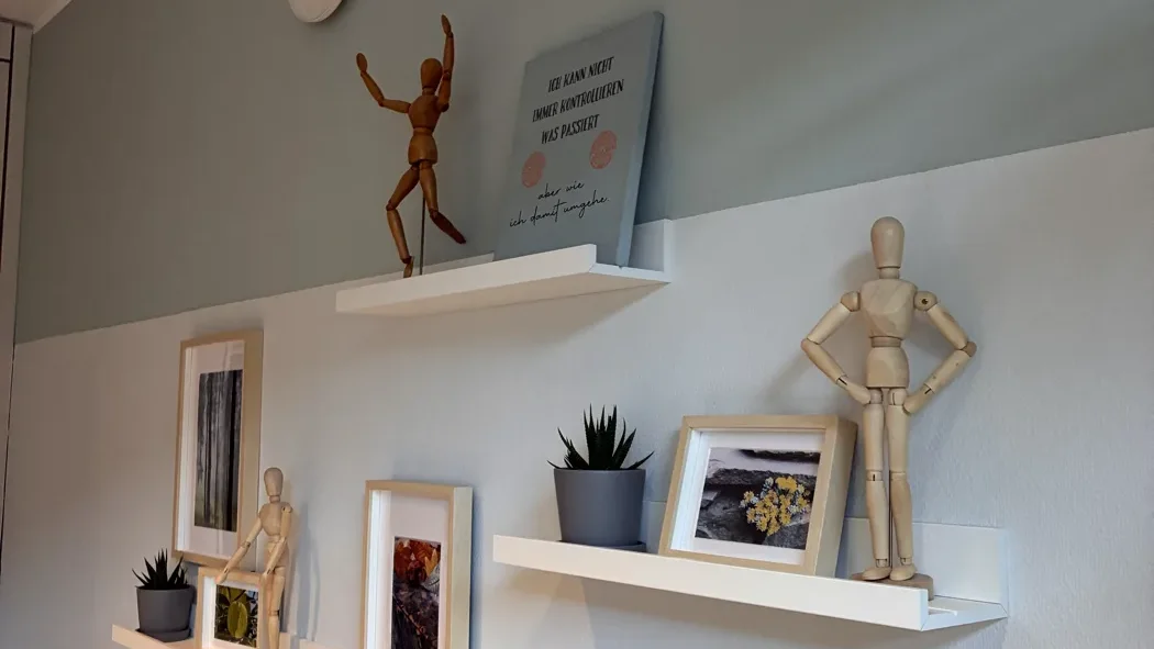 Empfangsbereich der Praxis mit persönlicher Gestaltung und Holzfiguren