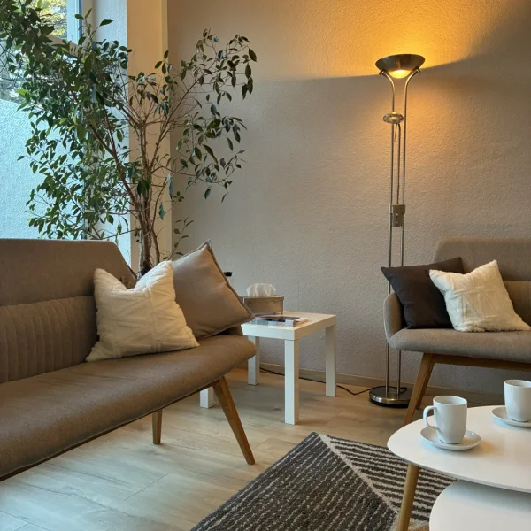 Gemütlicher Beratungsraum mit warmem Licht – einladende Atmosphäre